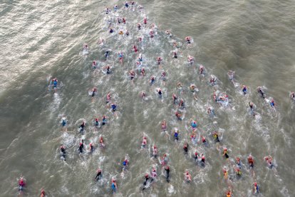 Una impresionante fotografía aérea durante el tramo de natación de una edición anterior.