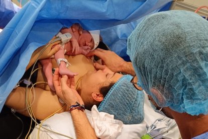 Un padre acompaña a la madre durante un parto.