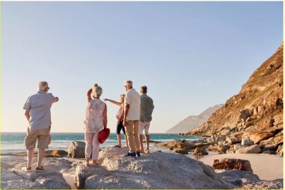 Turistas seniors en una playa de Almería.