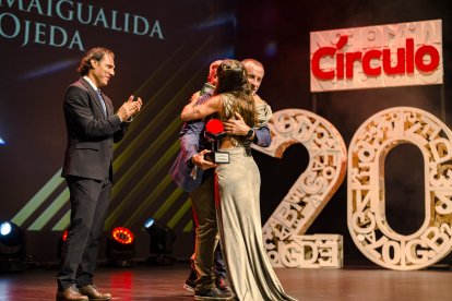 El exfutbolista del Almería José Ortiz Bernal y el actor de doblaje Claudio Serrano entregando el premio a Maigua Ojeda (Imagen: G. N. Yacuzzi).