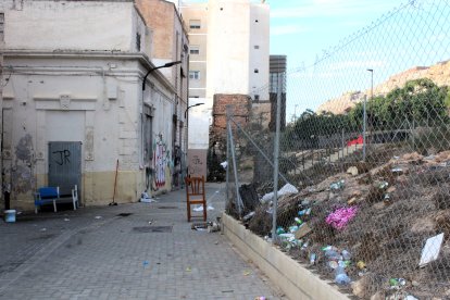 Basura acumulada detrás del edificio de Urbanismo y a 50 metros del Ayuntamiento