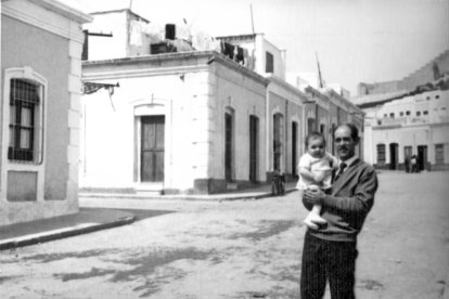 La calle de Galileo cuando el suelo era de tierra y no había llegado todavía el alcantarillado. Al fondo, las casillas de la calle del Reducto.