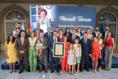 eremonia de entrega del escudo de oro de la Provincia a Manola Baraza, la matriarca de Terraza Carmona.