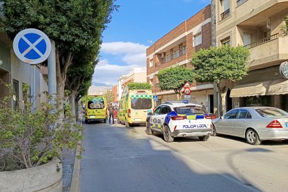Emergencias Sanitarias y Policía Local actuando en la calle San Isidro de El Ejido.