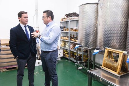 El presidente de la Diputación de Almería, Javier A. García, con el gerente de Miel Sierra Filabres, José Antonio López, en sus instalaciones.