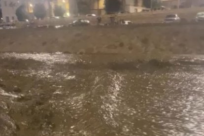 La rambla de Albox con agua la noche de viernes a su paso por el pueblo.