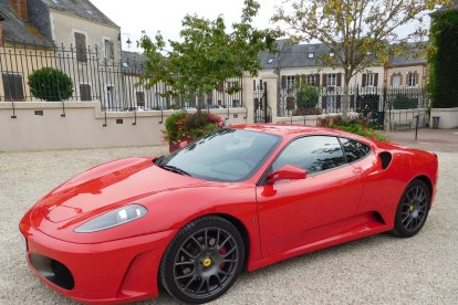 Un Ferrari F430, entre los coches que se subastan por 150 euros.