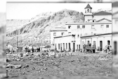 El 21 de octubre de 1957 la ciudad de Almería se vio azotada por una gran tormenta. En la foto, la Carretera de Málaga llena de escombros.