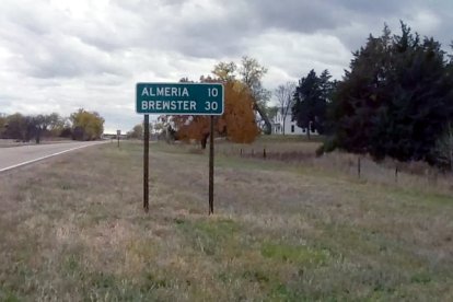 Un cartel de carretera donde se anuncia la Almería de Nebraska (EEUU).