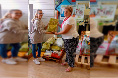 Ángela Dorado recogiendo pienso para animales en Tienda Animal de Vícar.