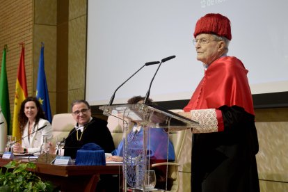 Antonio Garrigues expresó en el atril su gozo por la alta distinción concedida por la Universidad de Almería.
