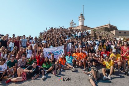 Foto de familia de un grupo de Erasmus en el Faro de Cabo de Gata.