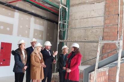 Autoridades durante la visita.