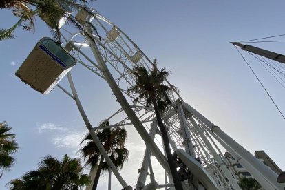 La noria lleva instalada en la Rambla de Almería más de año y medio.