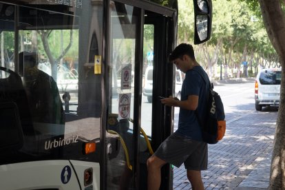 Un jóven que se encontraba subiendo a uno de los autobuses de Surbus para dirigirse a su destino.