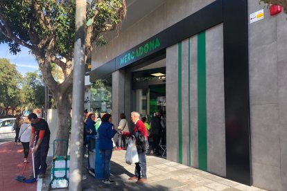 El nuevo Mercadona de la calle Granada, lleno en su primer día.