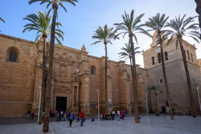 Vista general de la fachada principal de la Catedral de Almería. 