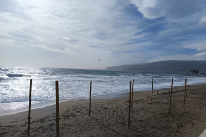 La zona de El Palmeral con las olas comiéndose la arena.