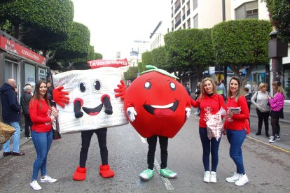 Las mascotas del Día Internacional del Tomate, Vozito y Tomatón, en el desfile de Carnaval