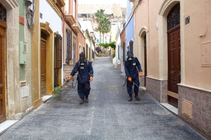Desinfectando la calle Descanso, en el barrio de la Alcazaba.