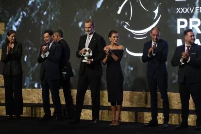 Los Reyes, junto a la ministra de Industria del Gobierno de España, el presidente de la Junta y el presidente de AEMA en una edición pasada.