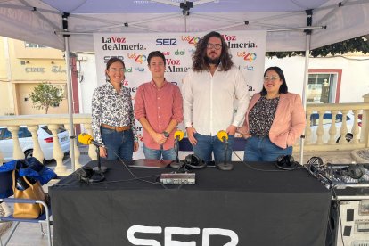 Josephine Cuadras, de Cuadraspania; el presentador Guillermo Mirón; Damián Gómez del servicio Peugeot y la edil de Comercio, Melchi Caparrós.