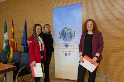 Pilar Alfonso, de Interprode, con las ponentes Ana Silvia Navarro y María José Sánchez durante el encuentro.