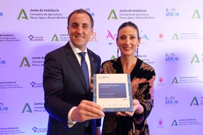 El alcalde, Alfonso García, junto a la primera teniente de alcalde, Carolina Pérez, posan con el reconocimiento de Mejor Destino Azul.