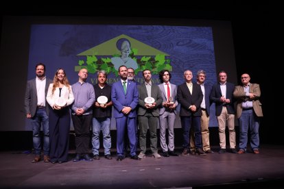 Foto de familia de todos los premiados con los presidentes de Athenaa.