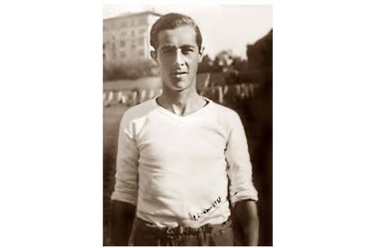 Francisco Berruezo (Garrucha, 1913-Málaga, 1960) con la camiseta blanca en el viejo Chamartín en la temporada 1931/32.  Cortesía de José Berruezo