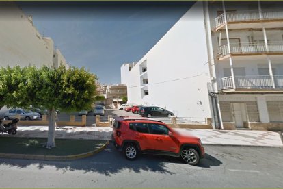 El solar está ubicado a Levante del municipio y da al Malecón y a la calle Mayor.