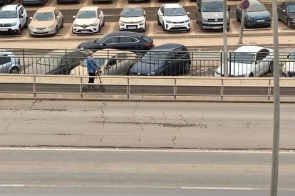 Calima sobre coches en Almería, en una imagen de archivo.