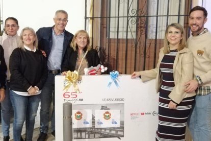 El alcalde y autoridades municipales con la ganadora.