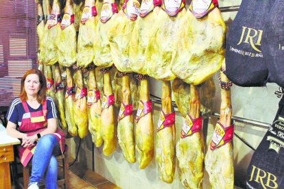 La tienda de los Ruiz Baños tiene su propio secadero de jamones en Trevélez.