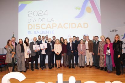 Foto de familia en el Día de la Discapacidad Asociación El Saliente.
