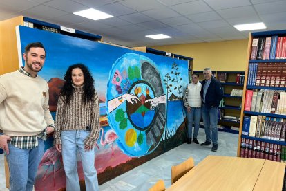 Autoridades municipales junto a la artista y el gran díptico.