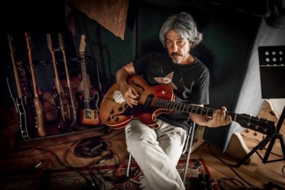 Nacho Para con su guitarra.