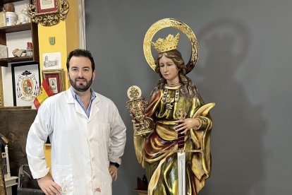 Jesús Latorre junto a su obra, Santa Bárbara.