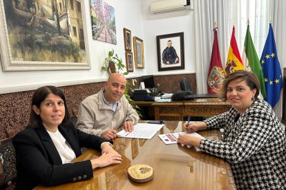 Firma del convenio entre el Ayuntamiento y la asociación de comerciantes.