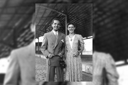 El polifacético delineante Emilio Perals con su esposa Rosa Romero, paseando bajo los tinglados del puerto en los años 50.