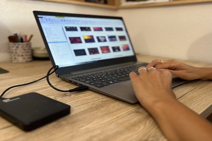 María Atienza ordenando sus archivos en la nube.