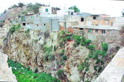 Las casas del barrio de las Trincheras, colgando del cerro que parte en dos la rambla.
