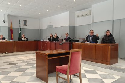 Alberto G.F., único acusado del caso, sentado junto a su abogado José Luis Martínez.