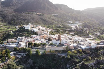 Una toma aérea de la localidad de Turrillas colgando de Sierra Alhamilla. / CLV