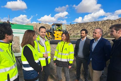 Autoridades y responsables de la empresa durante la visita al tramo de prueba.