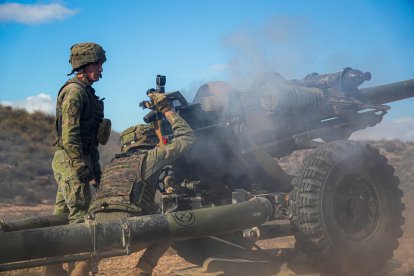 Legionarios disparando una pieza de artillería.