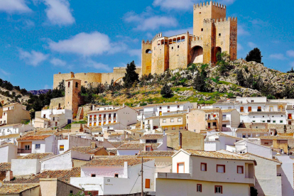 Vista de Vélez-Blanco con su característico Castillo de los Fajardo.