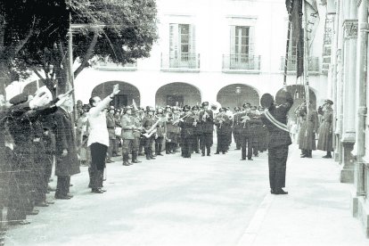 Fiesta de la Reconquista de 1947 con la Banda Municipal tocando y el público saludando la subida del Pendón con los brazos en alto. FOTO BERNAL