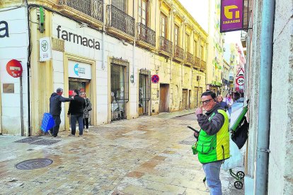 El vendedor de cupones de la ONCE Juan Carlos Cerdán domina una de las esquinas de la calle.