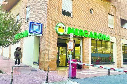 Imagen de las dos entradas del Mercadona de la Avenida del Mediterráneo que han cerrado sus puertas.